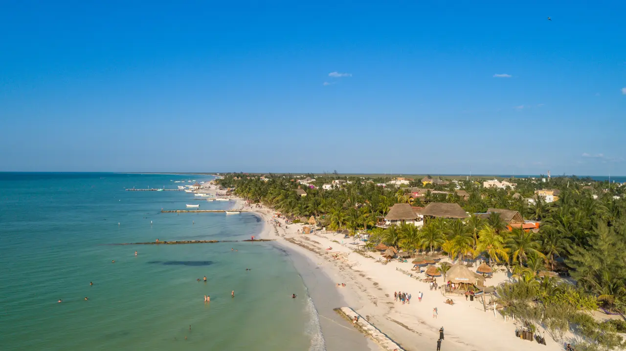 Vista aérea de la playa y el pueblo de Holbox