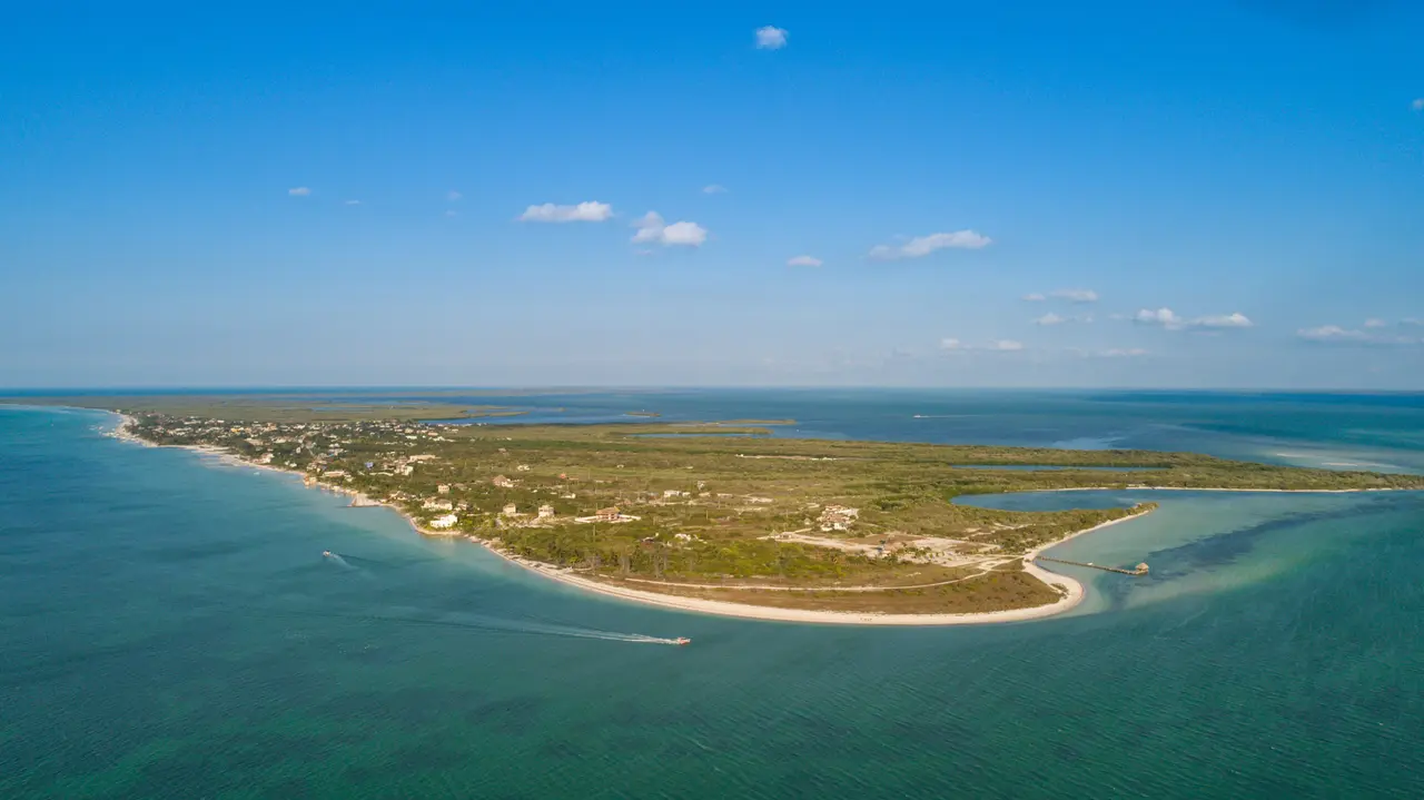 La isla de Holbox vista desde el aire, entre el mar turquesa y la laguna